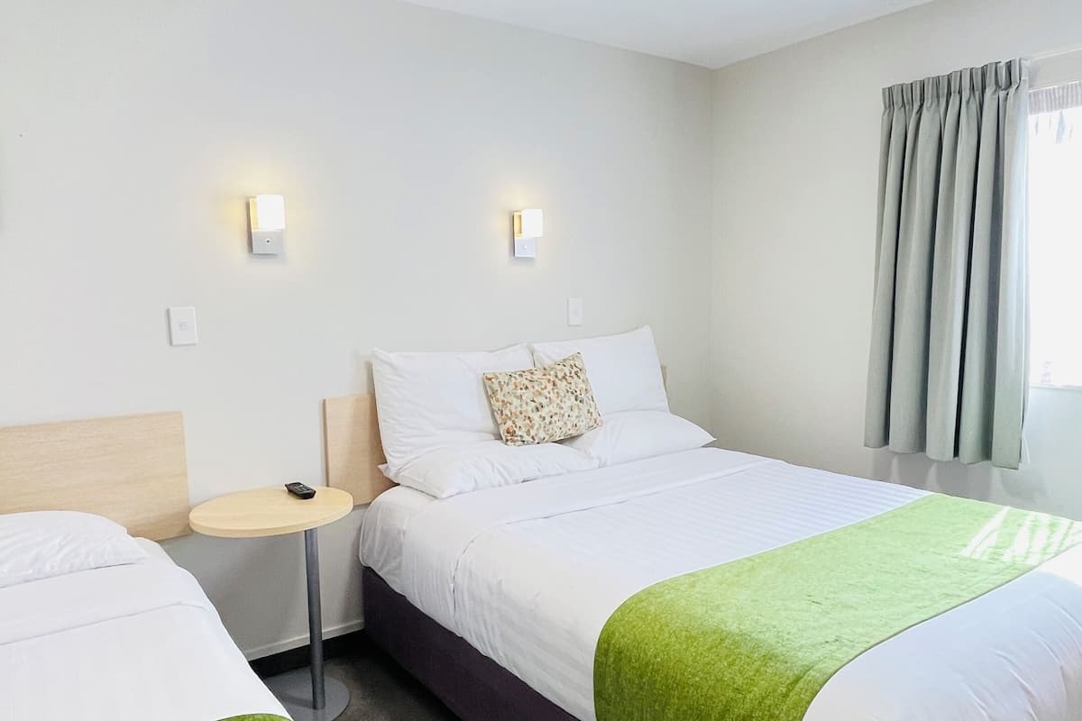 Executive Suite, 1 Bedroom | 1 bedroom, desk, laptop workspace, blackout drapes