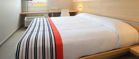 Room, 1 Queen Bed | Down duvets, desk, iron/ironing board (on request)