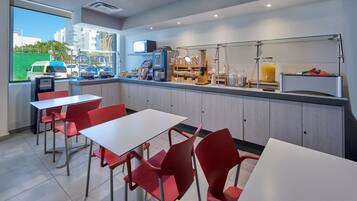 Petit déjeuner complet compris tous les jours