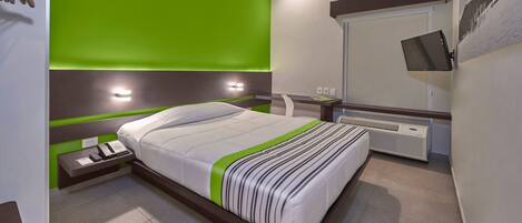 Zimmer, 1 Queen-Bett | Daunenbettdecken, Schreibtisch, Bügeleisen/Bügelbrett