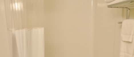 Un baño con bañera, ducha e inodoro.