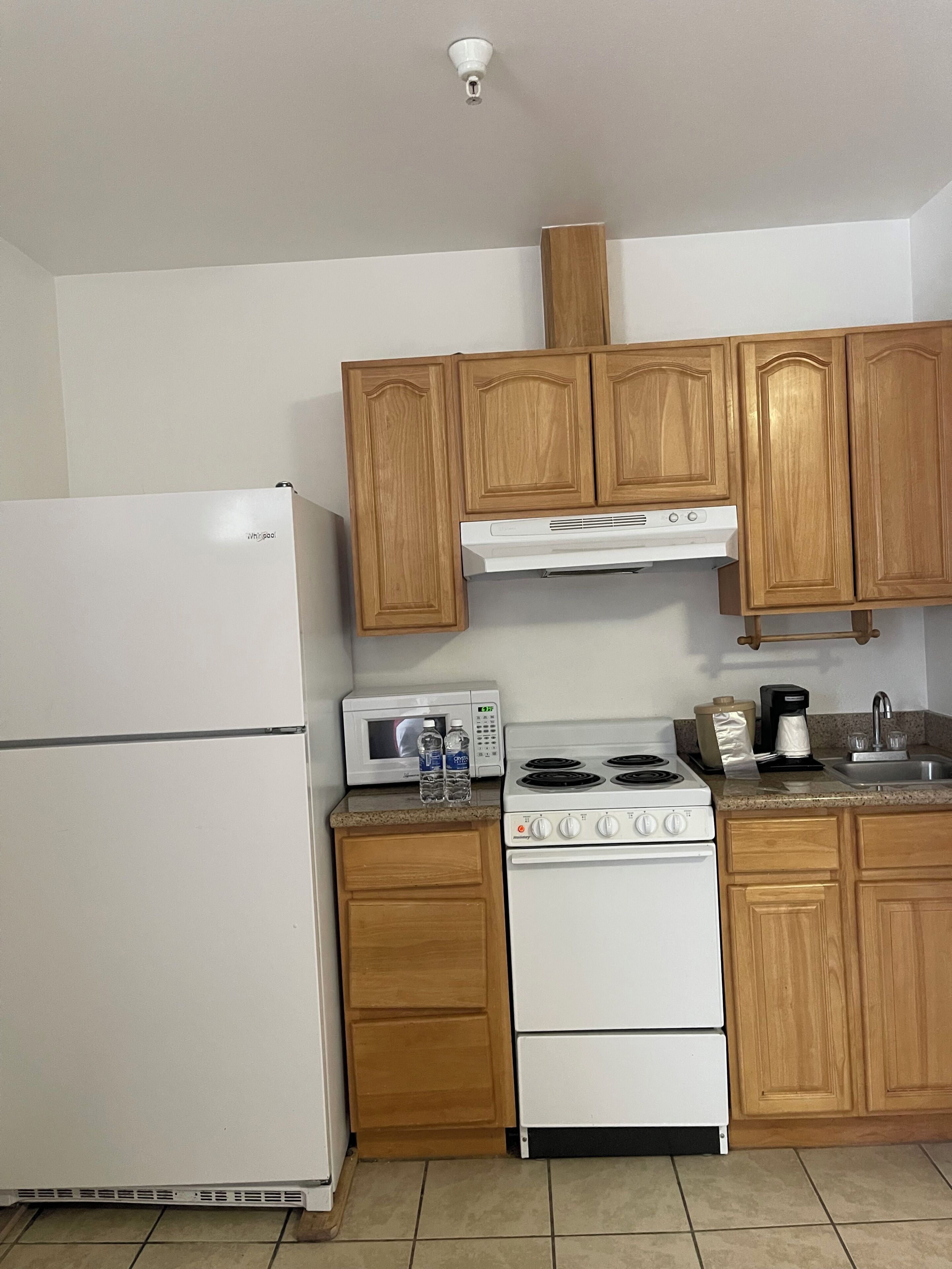Camera, 1 letto king, accessibile ai disabili | Cucina privata | Frigorifero, microonde, macchina per tè/caffè