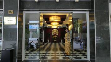 Lobby lounge