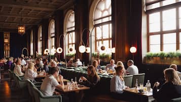 2 restaurantes; se sirven almuerzos, cenas y cocina internacional