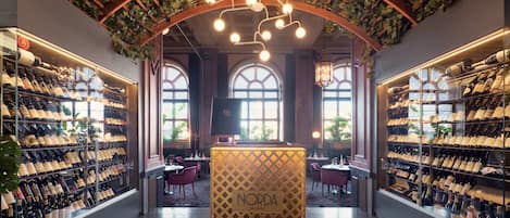 2 restauranter, lunsj, middag og brunsj serveres, internasjonale retter