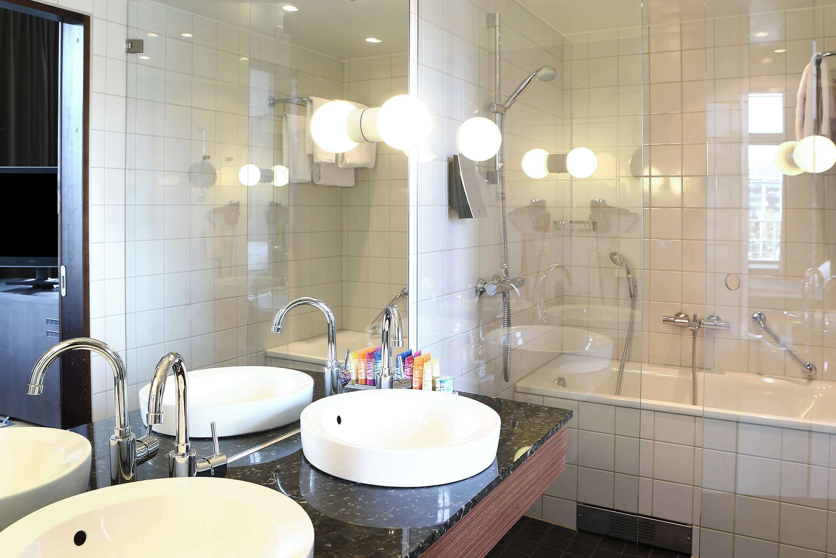 junior suite, 1 double bed with sofa bed, non smoking | down duvets, minibar, desk, laptop workspace