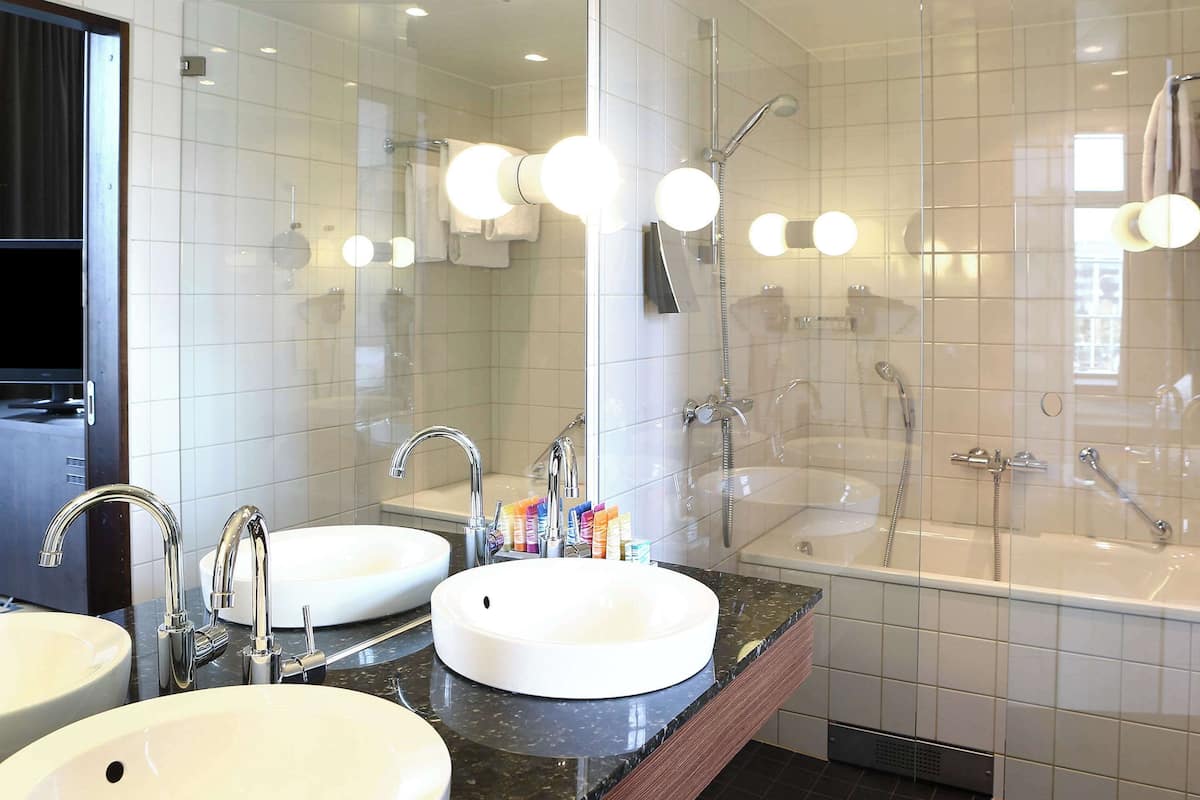 junior suite, 1 double bed with sofa bed, non smoking | down duvets, minibar, desk, laptop workspace