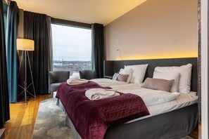 Habitación doble, vistas a la ciudad | Edredones de plumas, minibar, escritorio