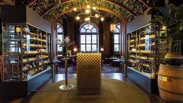 2 restaurants servant le déjeuner, spécialités Cuisine internationale