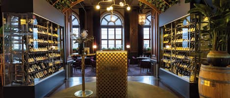 2 restaurants, lunch, dinner, brunch served; international cuisine
