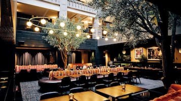 2 restaurants servant le déjeuner, spécialités Cuisine internationale