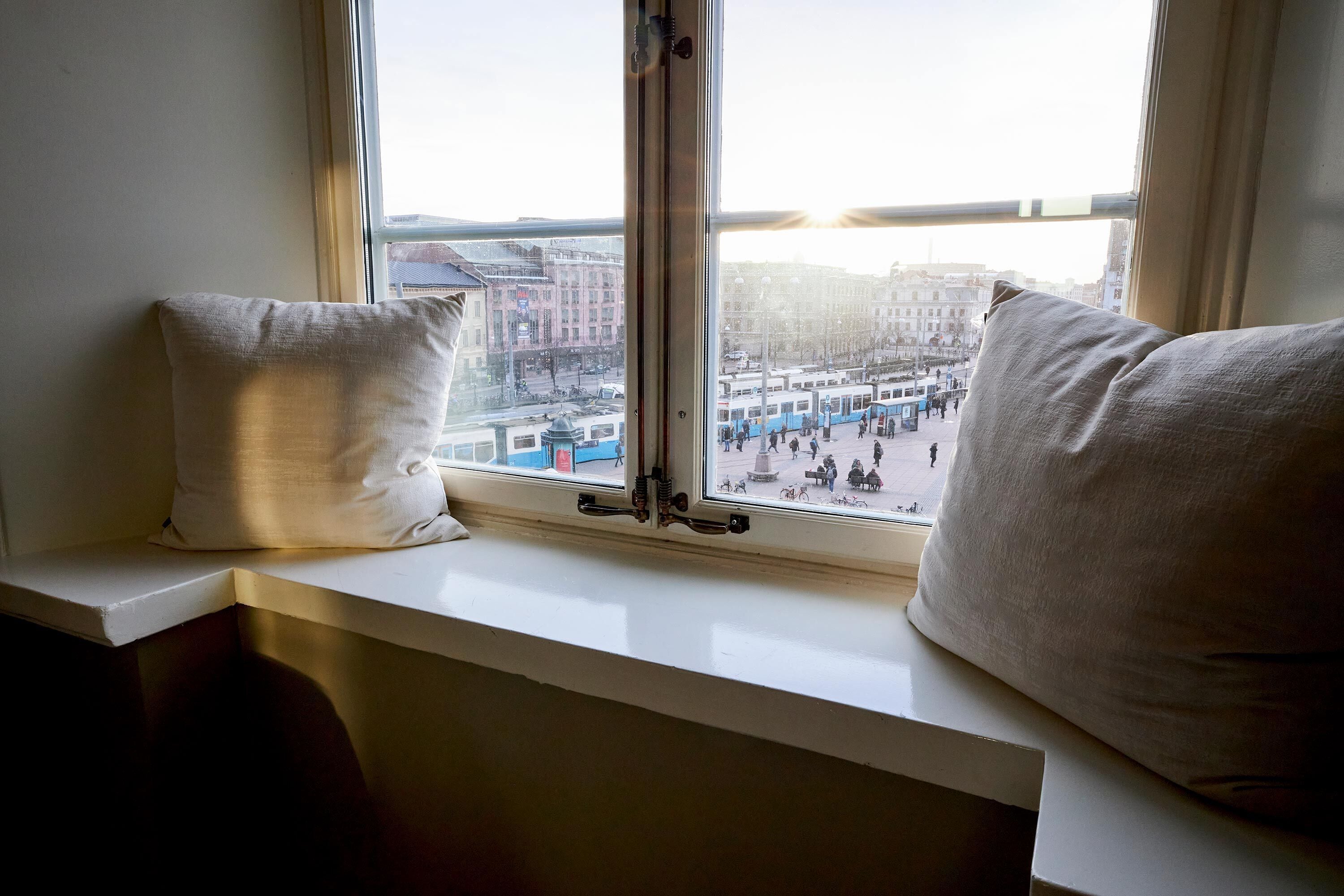 junior suite, 1 double bed with sofa bed, non smoking | living room | 40-inch flat-screen tv with satellite channels, led tv