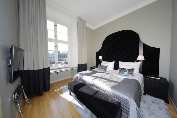 Junior Suite, 1 Double Bed with Sofa bed, Non Smoking | Down comforters, minibar, desk, laptop workspace