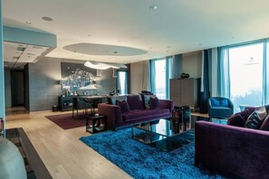 Edredón, minibar, escritorio y espacio para trabajar con laptop 