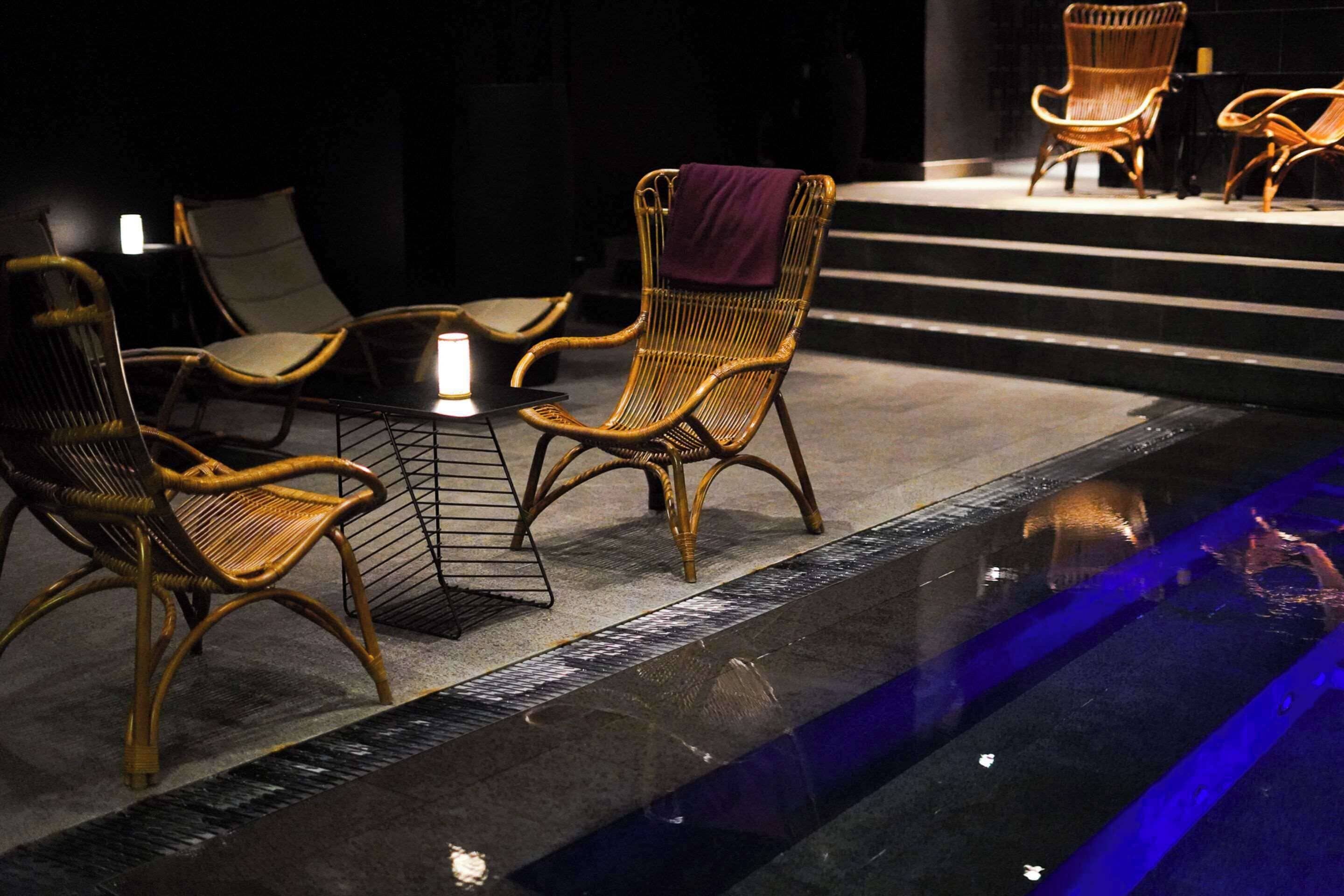 outdoor pool, open 9:00 am to 9:00 pm, pool umbrellas, pool loungers