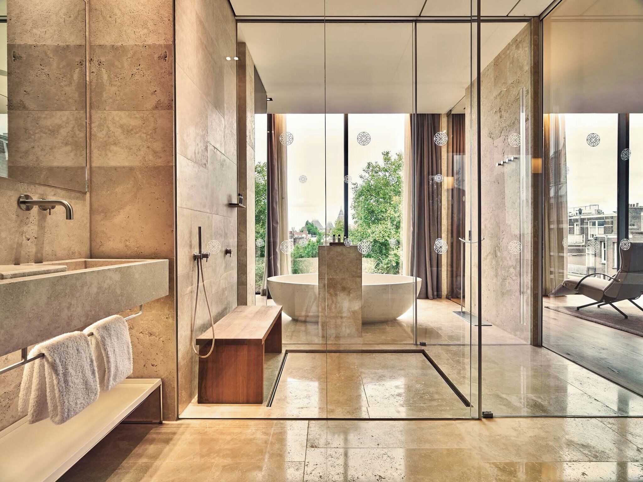 Suite (Penthouse) | Badkamer | Designer toiletartikelen, een haardroger, badjassen, pantoffels