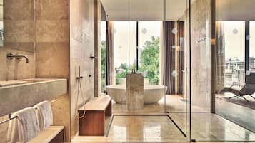 Suite (Penthouse) | Badkamer | Designer toiletartikelen, een haardroger, badjassen, pantoffels