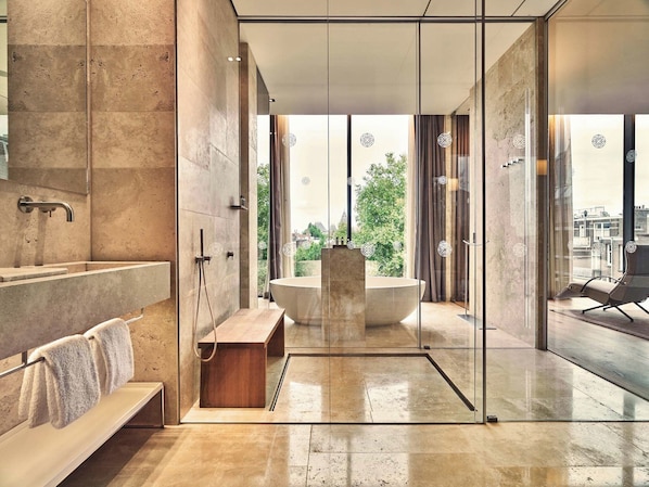 Suite (Penthouse) | Baño | Amenidades de baño de diseñador, secadora de cabello, batas, pantuflas