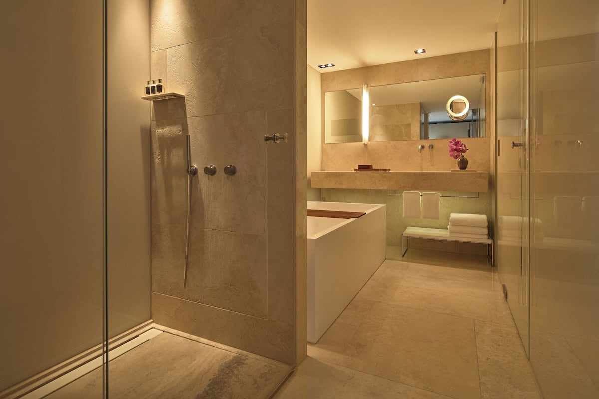 Junior-Maisonette (Grand) | Badezimmer | Designer-Toilettenartikel, Haartrockner, BademÀntel, Hausschuhe