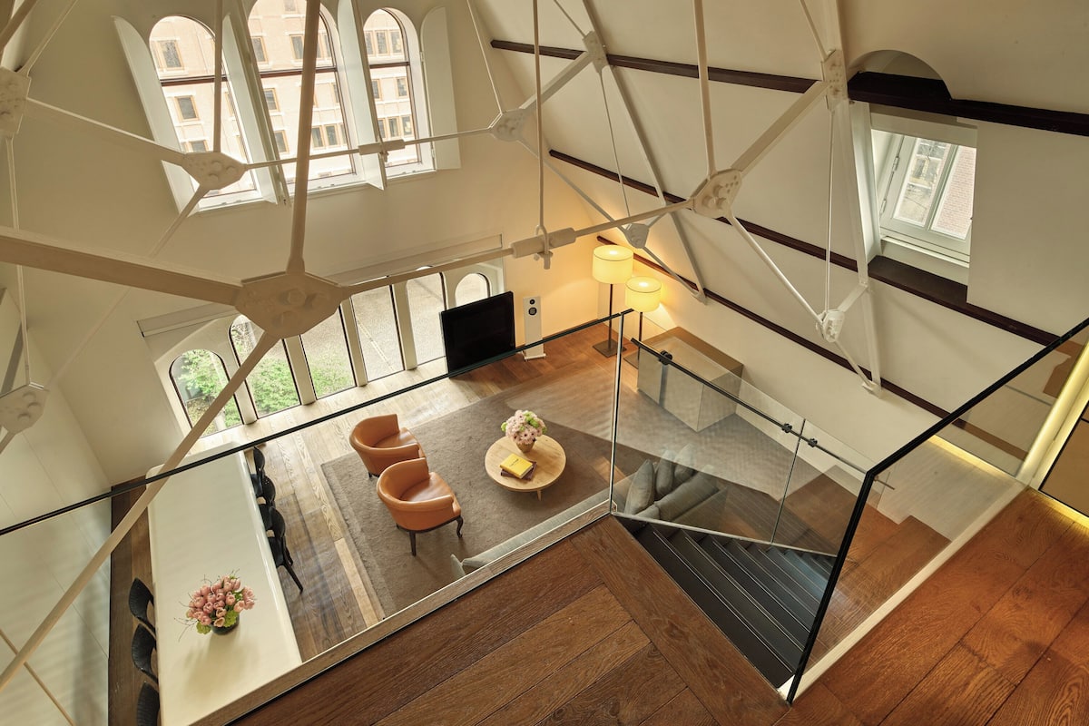 Suite, 2 habitaciones (Concerto) | Área de sala de estar | Televisión LCD, reproductor de DVD y películas con cargo