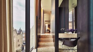 A modern interior with a view of buildings outside. - Mandarin Oriental Conservatorium, Amsterdam (Amsterdam)