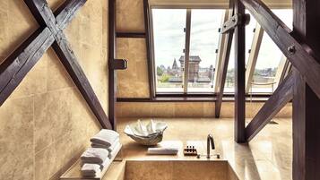 Suite (Amsterdam, with rooftop) | Salle de bain | Articles de toilette de luxe, sèche-cheveux, peignoirs, chaussons