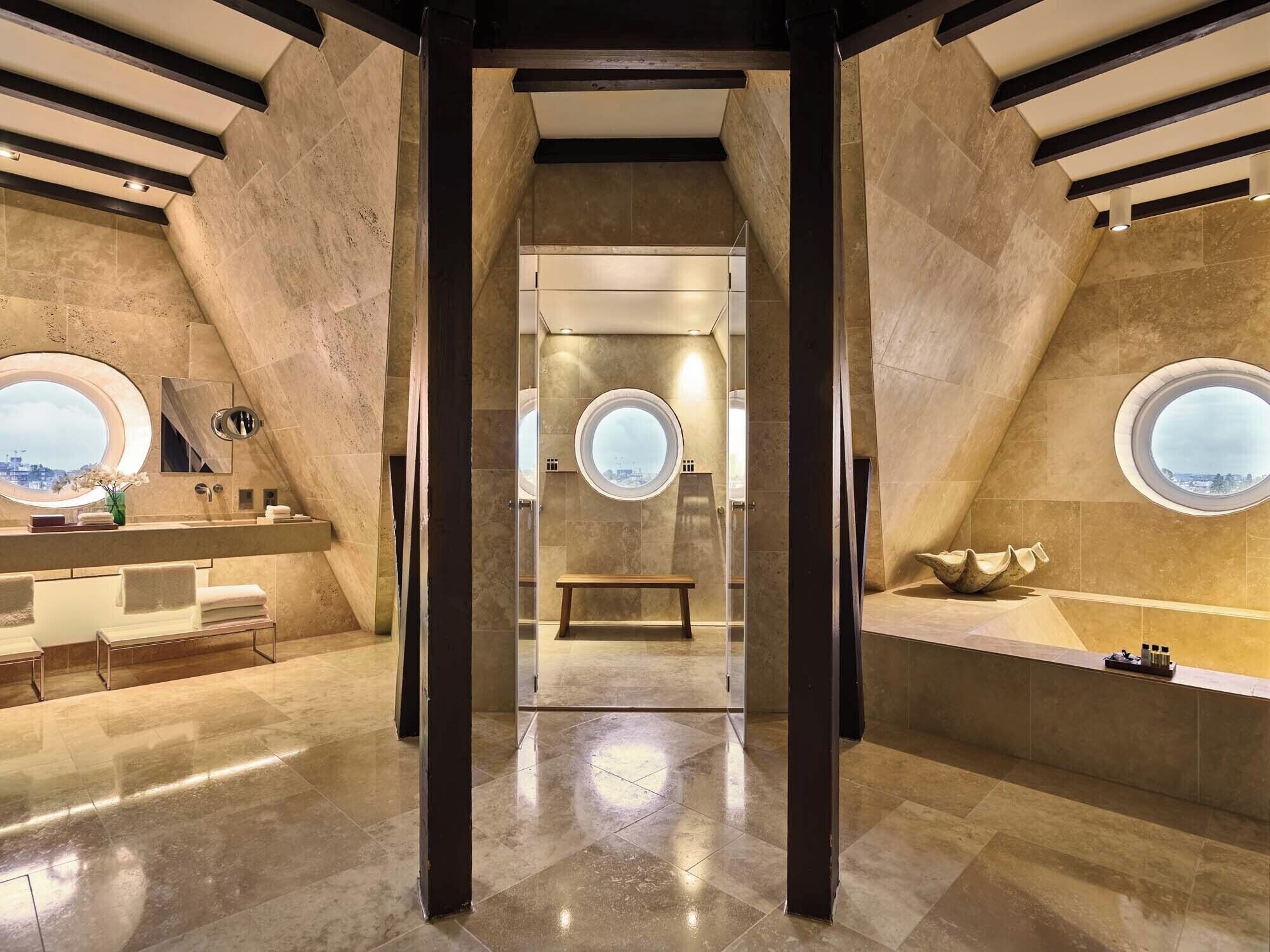 Suite, dans la tour | Salle de bain | Articles de toilette de luxe, sèche-cheveux, peignoirs, chaussons
