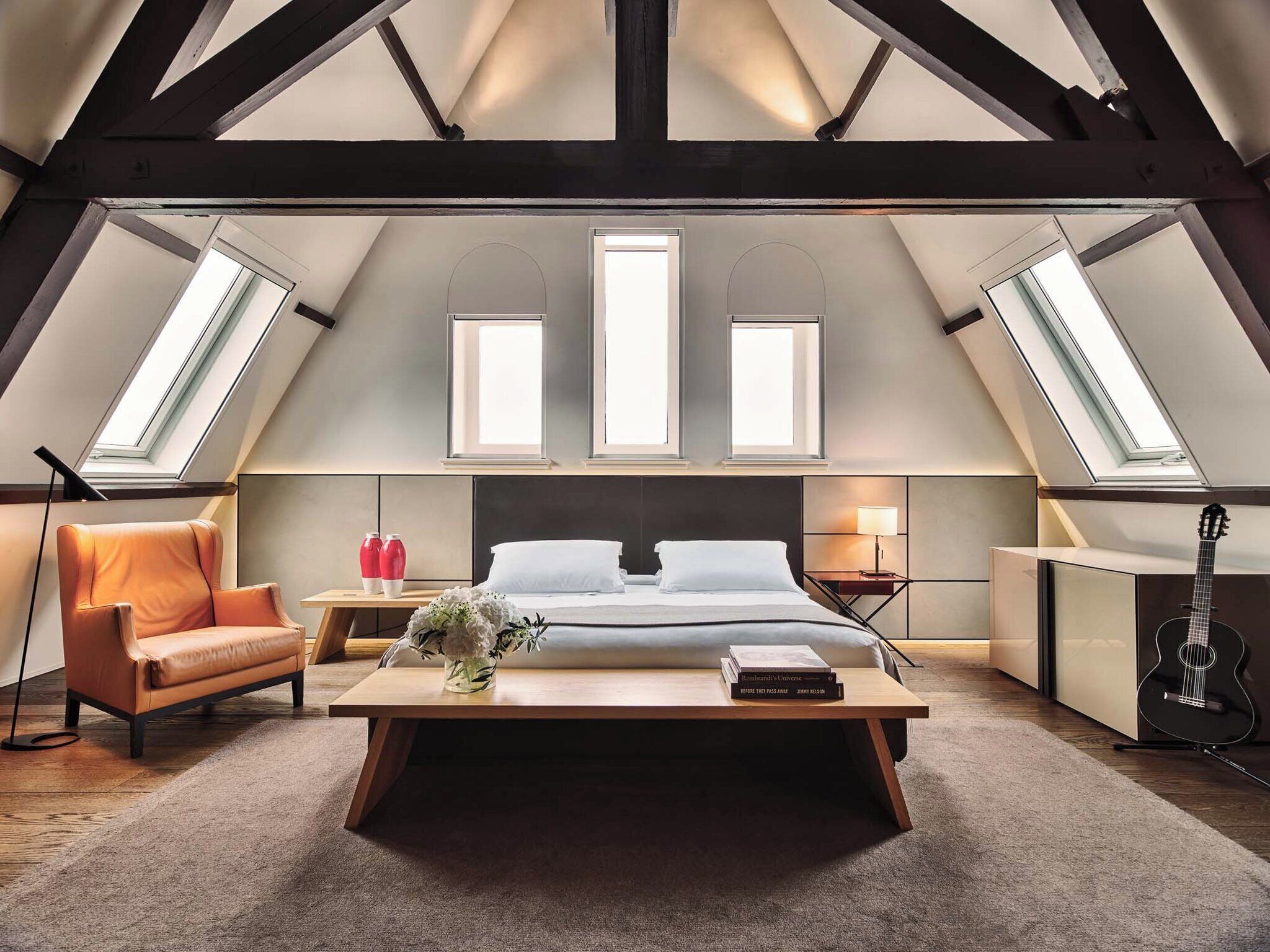 スイート (Amsterdam, with rooftop) | イタリアのフレッテ製シーツ、高級寝具、羽毛の掛け布団、ミニバー