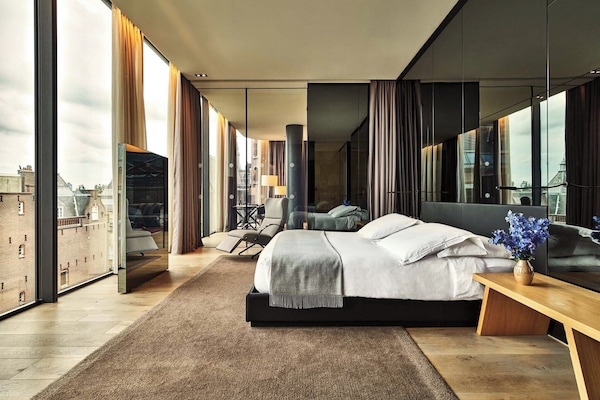 Frette Italian sheets, premium bedding, down comforters, minibar