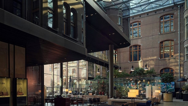 A spacious lobby with high ceilings, large windows, and a mix of modern and traditional architecture. - Mandarin Oriental Conservatorium, Amsterdam (Amsterdam)