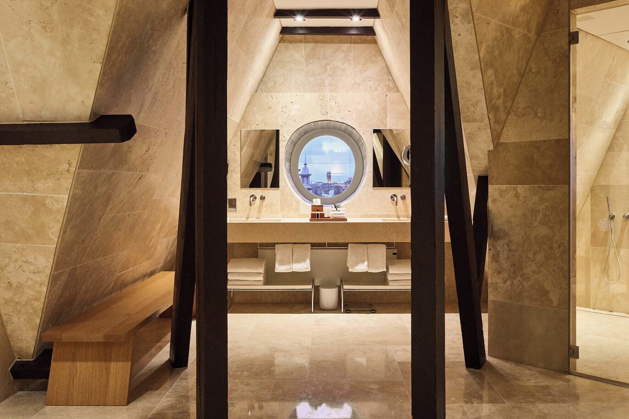 Suite, torre | Baño | Amenidades de baño de diseñador, secadora de cabello, batas, pantuflas 