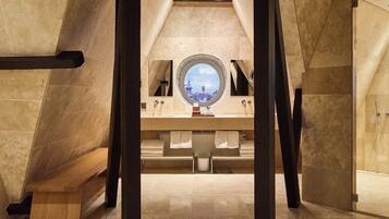 Suite, torre | Baño | Amenidades de baño de diseñador, secadora de cabello, batas, pantuflas