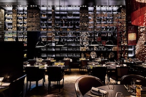 2 restaurants; breakfast, lunch, and dinner served