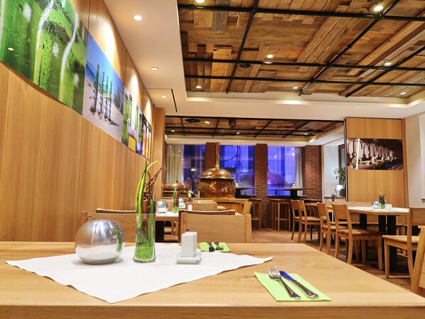 Se sirven desayunos y almuerzos, restaurante con mesas al aire libre 