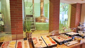 Tägliches Frühstücksbuffet (15 EUR pro Person)