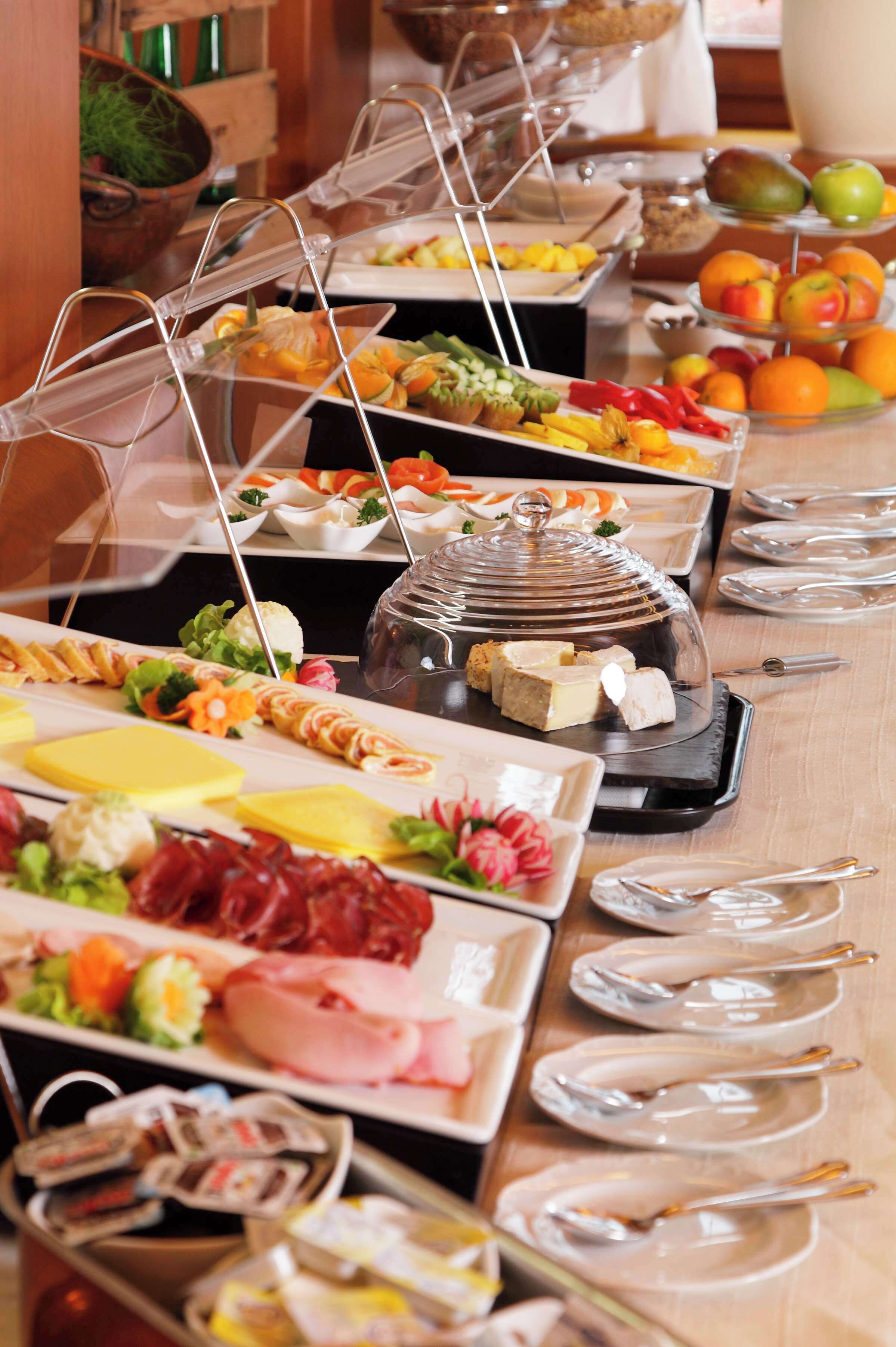 بوفيه فطور يوميًا بتكلفة قدرها (15 EUR للشخص)