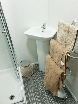 Family Sea View Apartment | Bathroom | Shower, towels, soap, shampoo - Waters Edge (Blackpool)
