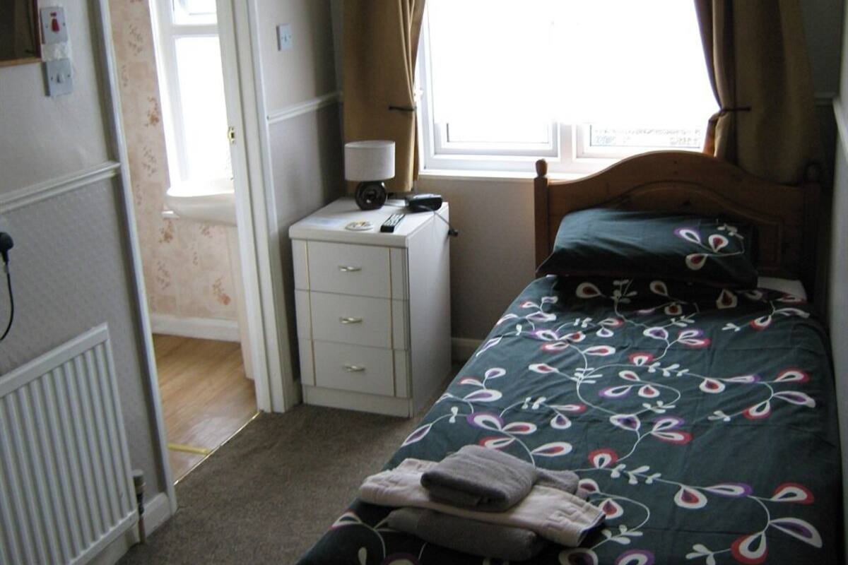 Chambre Simple, salle de bains attenante