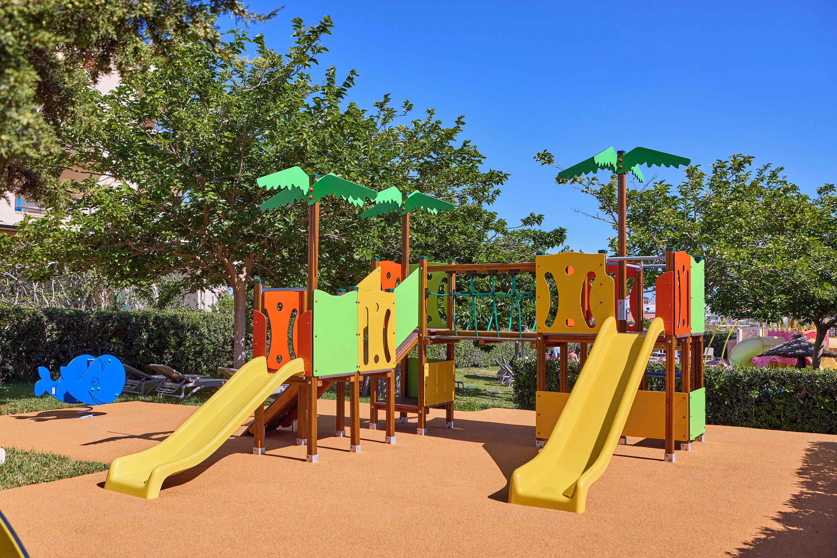 Un parque infantil con toboganes y estructuras para escalar.