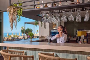 Bar junto a la piscina