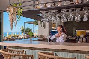 Quầy bar bên hồ bơi