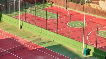 Canchas de tenis con varias pistas, una red y una valla.