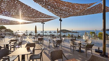 Bar accanto alla piscina