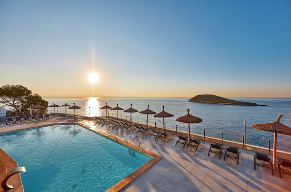 Outdoor pool, pool umbrellas, sun loungers
