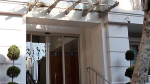 Un bâtiment sur lequel on peut lire l’inscription « INNO SUITANAHMET ISTANBUL ».