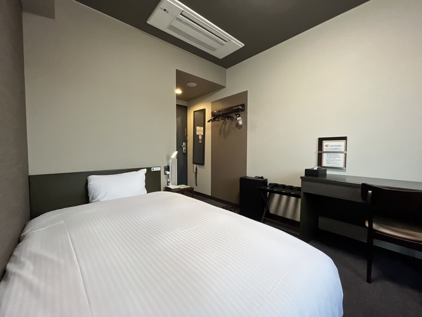 Escritorio, wifi gratis y ropa de cama 