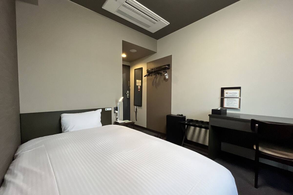 Desk, WiFi (free), bed sheets