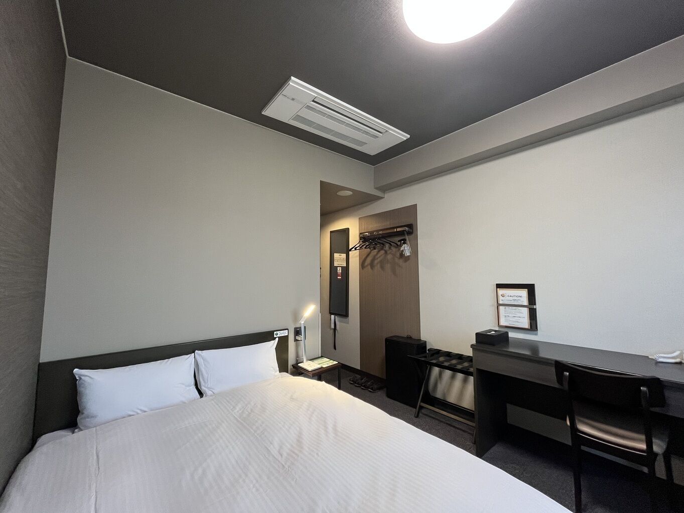 Escritorio, wifi gratis y ropa de cama 