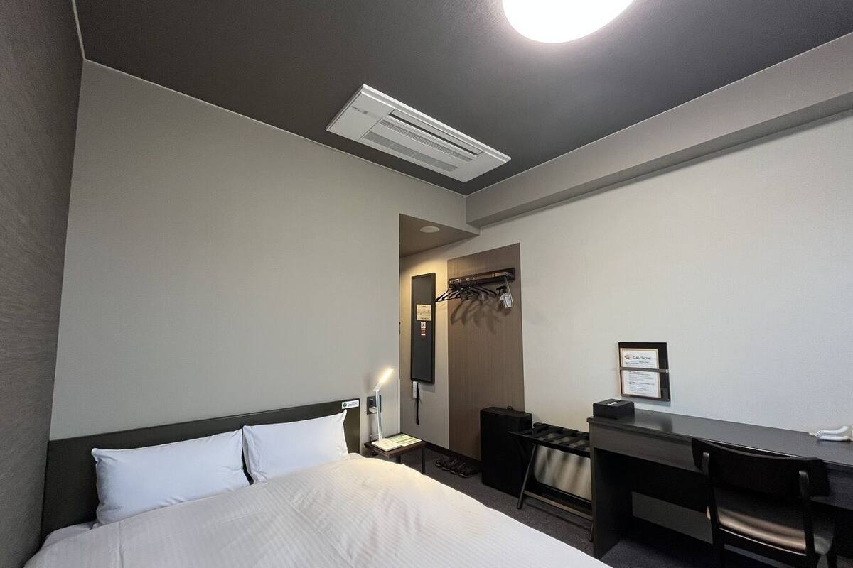 Desk, WiFi (free), bed sheets