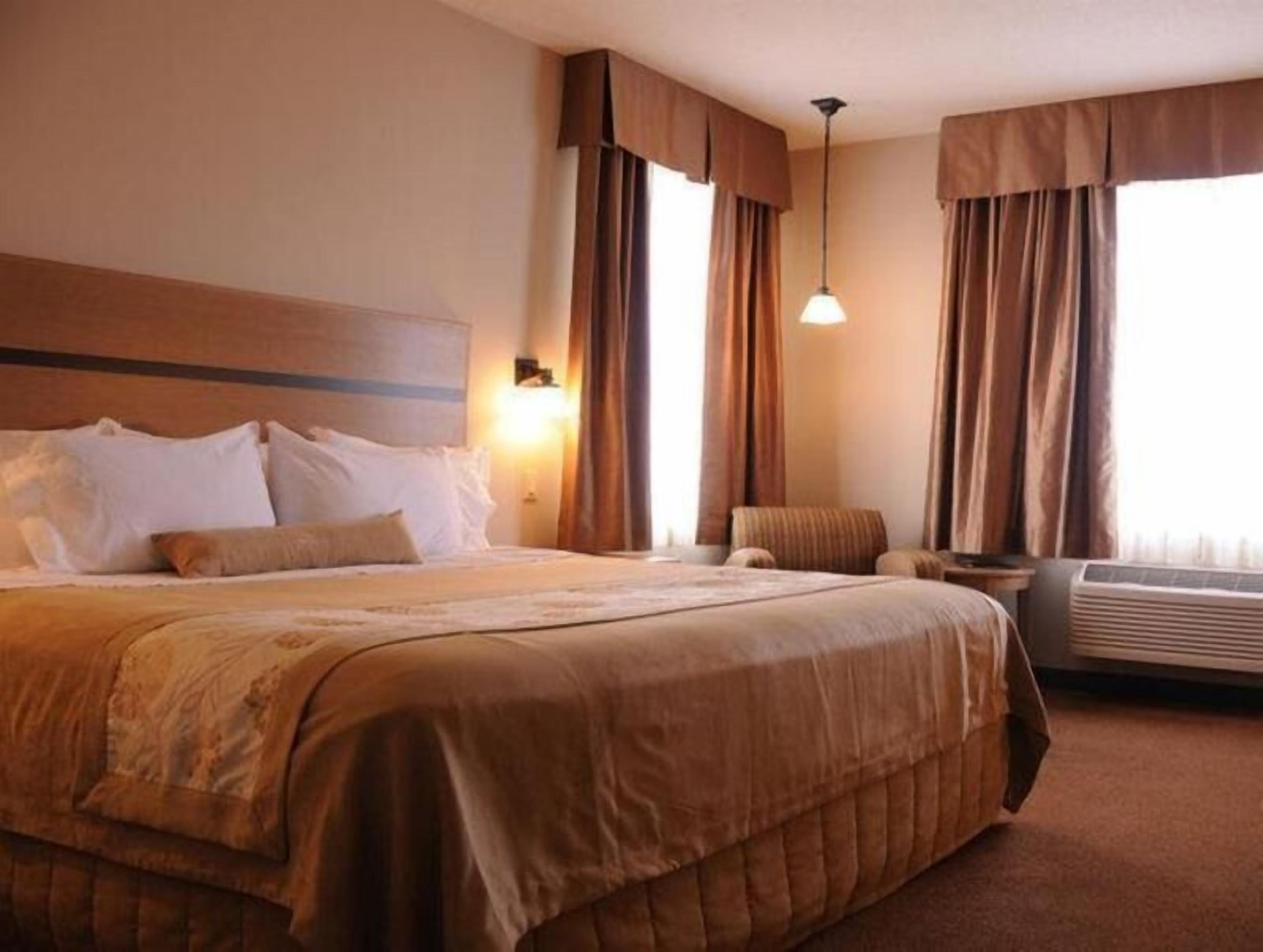 Desk, laptop workspace, iron/ironing board, free WiFi